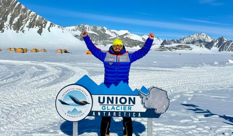 Alpinistul român Adrian Ahriţculesei a urcat pe cel mai înalt vârf din Antarctica