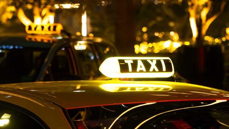 Taximetrist agresat de un client noaptea, în Pitești