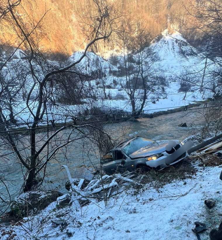 A ajuns cu mașina în râu