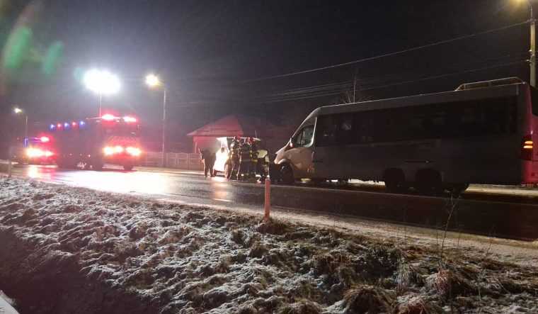 Argeş. Microbuz cu pasageri, lovit la Stâlpeni. Pompierii au avut de lucru