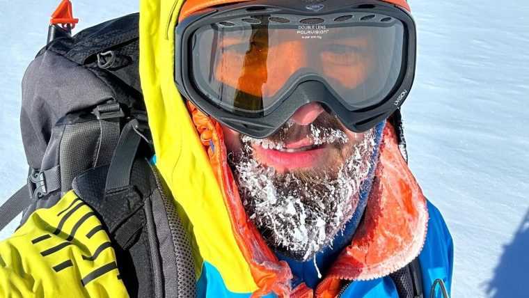 Alpinistul Adrian Ahriţculesei a ajuns la Polul Sud, performanţă unică pentru un român în Antarctica