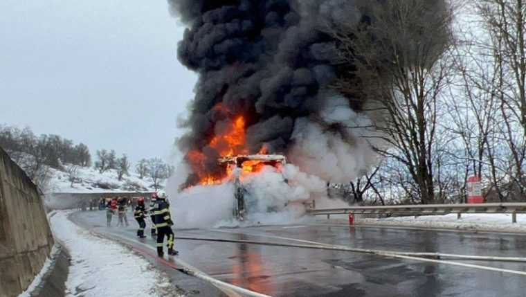 Panică pe șosea. Un autocar cu 47 de oameni a luat foc
