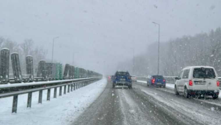 Vremea schimbă condițiile de trafic pe autostrada A1. Utilajele de deszăpezire au intrat în acțiune pe un tronson cheie