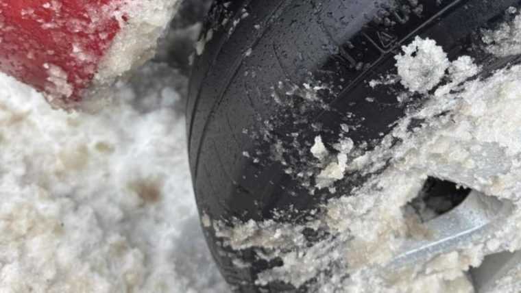 Șoferiță prinsă pe autostradă conducând o mașină cu anvelope de vară, în plină iarnă