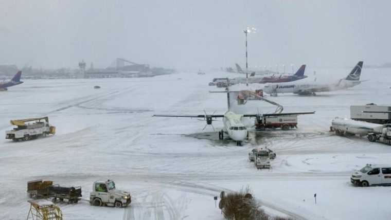 Iarna încetinește zborurile de pe Otopeni: pot apărea întârzieri la decolare în această dimineață