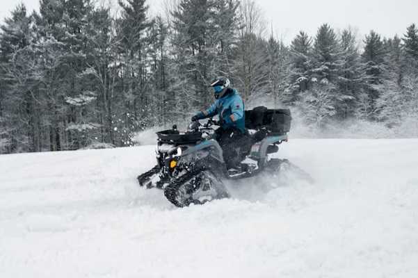 Cursă cu final dramatic în Munții Baiului: turist aruncat într-o râpă de peste 70 de metri cu ATV-ul