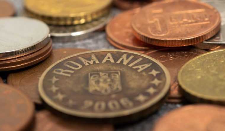 Protest inedit la Suceava: un bărbat și-a plătit taxele cu 5 kilograme de monede