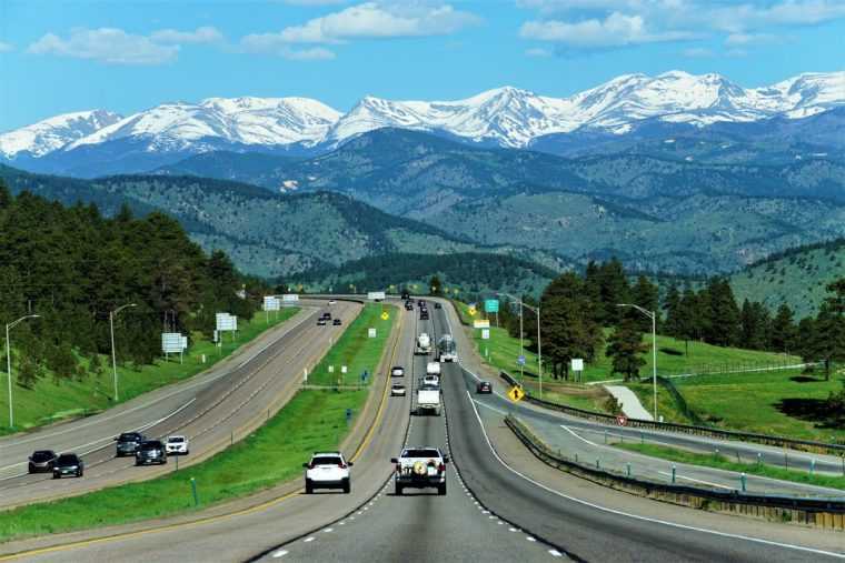 Autostrada care încarcă mașina din mers nu mai e SF: unde apare primul drum „electric” din SUA