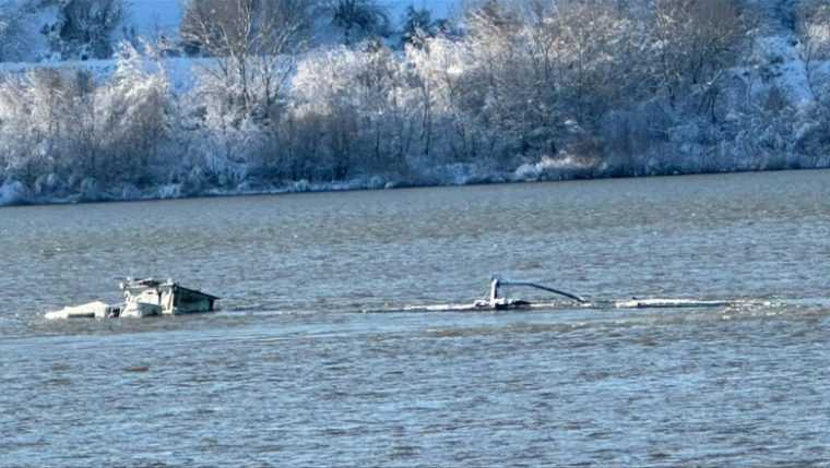Barjă cu peste 1.100 de tone de îngrășăminte, înghițită de Dunăre: probele arată depășiri de amoniu, autoritățile au tăcut zile întregi