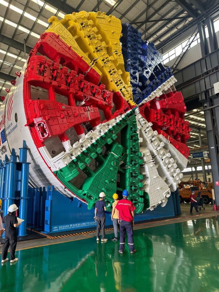 „Cârtița” de 3.200 tone pentru Autostrada Sibiu–Pitești a ajuns în România