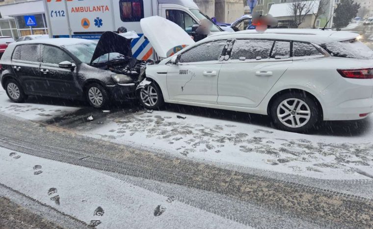 Accident la Curtea de Argeș. Trei persoane asistate medical