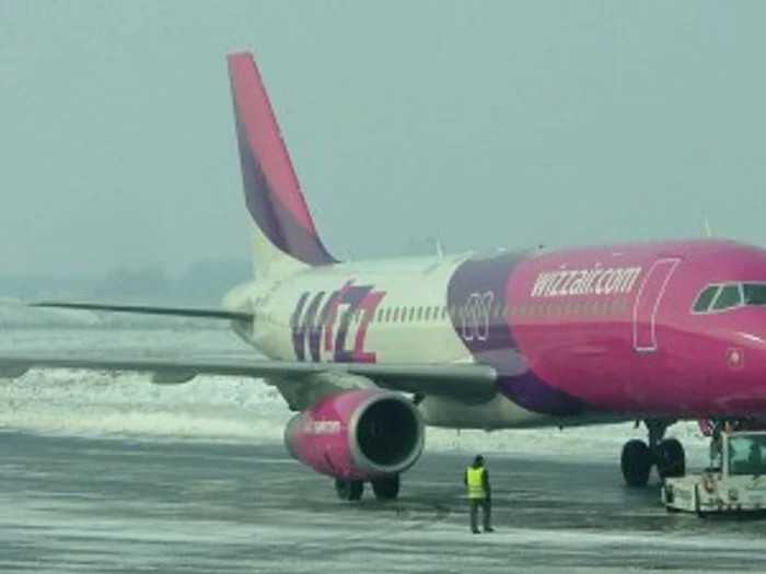 Momente tensionate pe aeroportul din Sibiu: un avion Wizz Air aproape a ieșit de pe pistă după aterizare