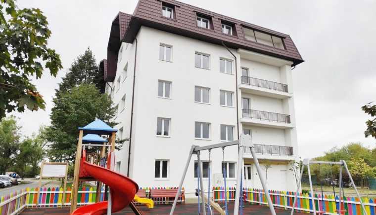 Primăria Mioveni repartizează locuinţe reabilitate din Căminul C al Liceului Tehnologic Construcţii de Maşini. Cine poate aplica