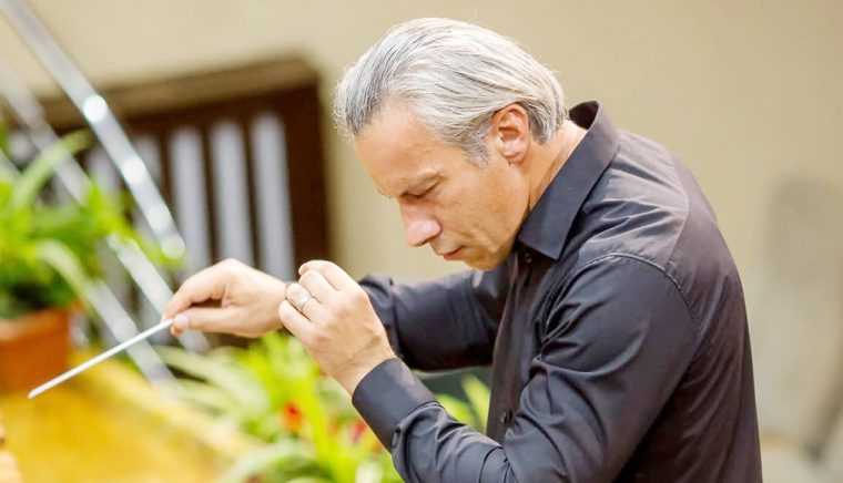 Dirijorul Tiberiu Soare şi violonistul Remus Azoiţei, într-un concert simfonic la Filarmonica Piteşti