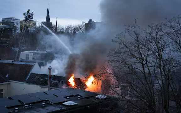 Utrecht, zguduit de o deflagrație: incendiu violent în centrul orașului olandez, victime transportate de urgență la spital