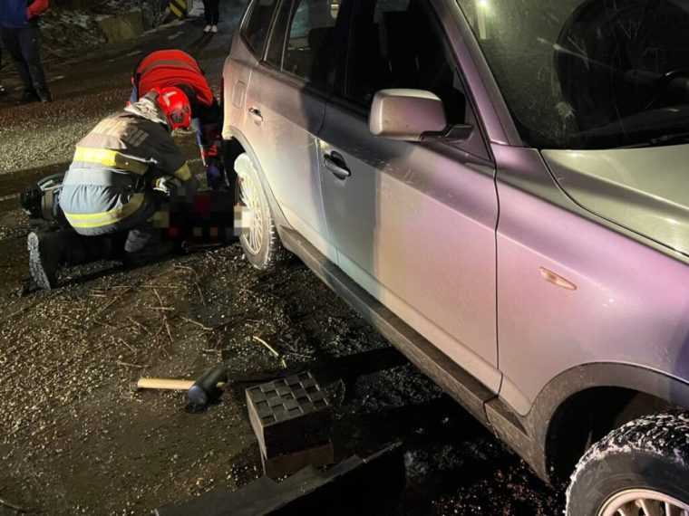 O femeie a murit strivită de propria mașină, lăsată neasigurată în rampă