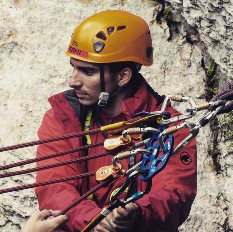 A salvat zeci de vieți.  Singura viață pe care nu o poate salva e a lui