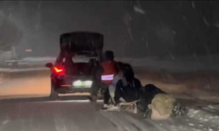 Un adolescent de 17 ani a murit după ce sania trasă de o mașină a lovit un cap de pod