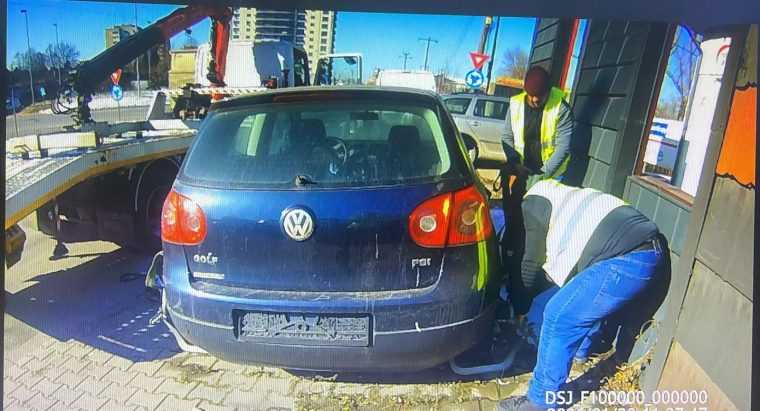 Pitești. Două mașini abandonate au fost săltate de pe domeniul public