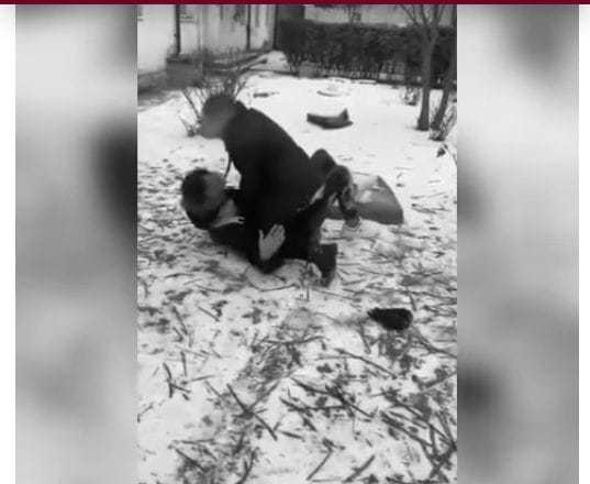 Violenţă în Argeş! Tineri filmaţi când se bat şi nimeni nu intervine. Poliţia Costeşti s-a autosesizat