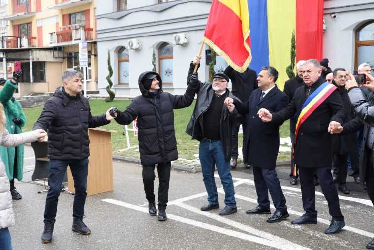 S-au prins în horă la Pitești