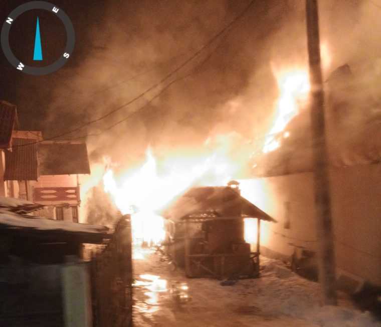 Pompierii s-au luptat patru ore cu flăcările la Lerești