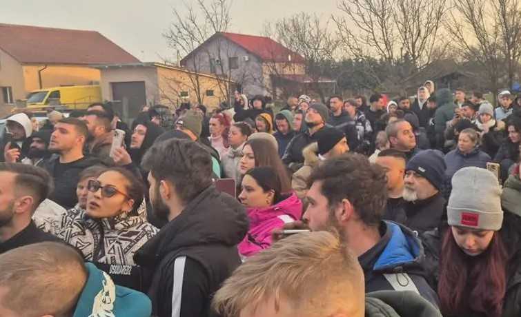 Panică și revoltă într-o comună din Timiș: localnicii cer expulzarea copilului de 13 ani acuzat de crimă. Mascații, chemați de urgență