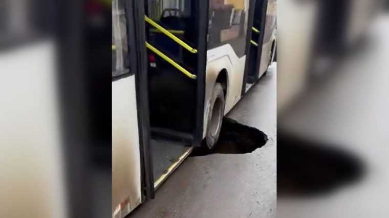 Un autobuz a rămas blocat după ce asfaltul s-a surpat sub roțile acestuia