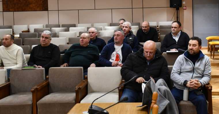 C.J. Argeș „ceartă” firmele de maxi-taxi care cer bani pe transportul elevilor. Amenințări cu rezilierea contractelor