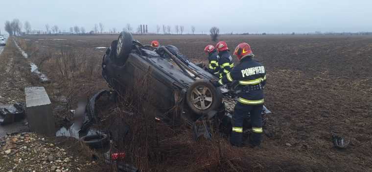 Accidente în Argeș. Mașină răsturnată, rănit luat cu SMURD-ul