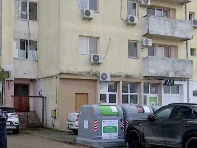 O primărie din România a ajuns să funcționeze într-un bloc de apartamente