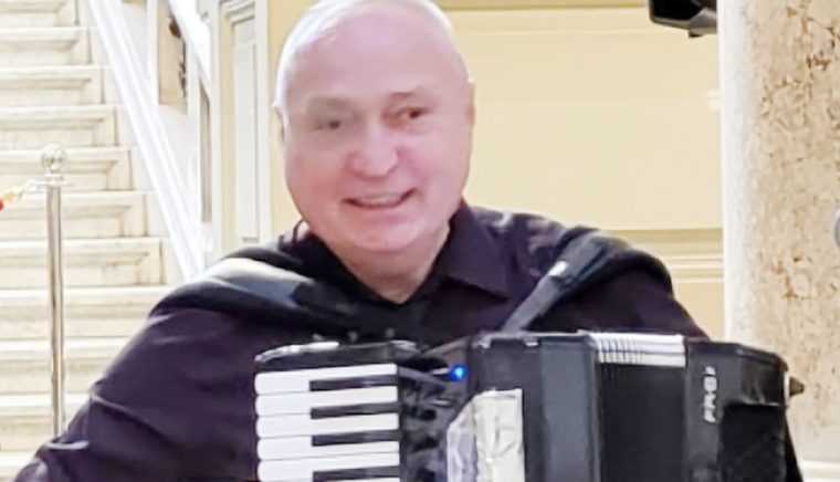 Acordeonistul Jan Mocanu, în concert de jazz la Filarmonica Piteşti