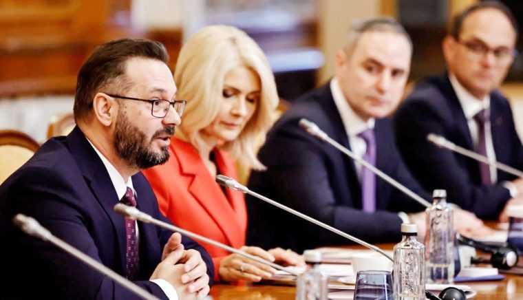 Senatorul Mihai Coteţ: „Dacă statul oferă stabilitate, iar mediul de afaceri continuă să investească, România nu doar că merge înainte – România creşte sănătos”