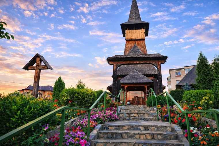 Sărbătoare la singura biserică în stil maramureșean din Mioveni