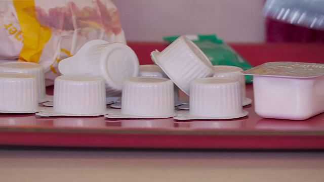 Ce ambalaje din plastic dispar din august, după noile reguli adoptate de Uniunea Europeană