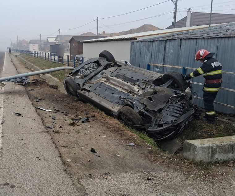 Trei accidente în Argeș, vineri dimineață. O mășină răsturnată, alte două – ieșite în decor