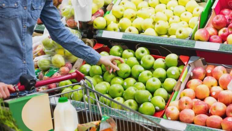 Alertă alimentară în Europa: merele din supermarketuri, contaminate cu un nivel alarmant de „cocktailuri de pesticide”