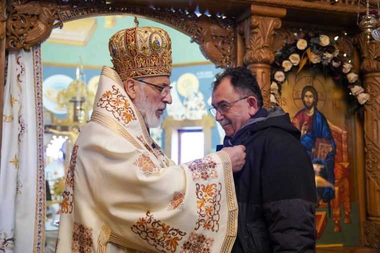 Primarul de la Mioveni a primit de la arhiepiscopul Calinic medalia „Sfântul Ierarh Iachint, Mitropolitul Țării Românești”