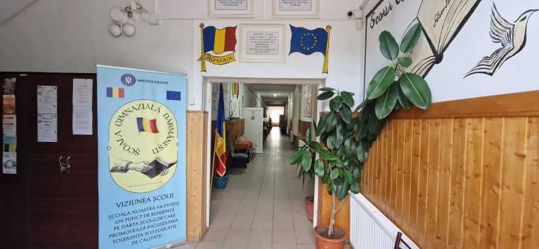 Update. Profesorul din Argeș acuzat că a sărutat o elevă, arestat la domiciliu