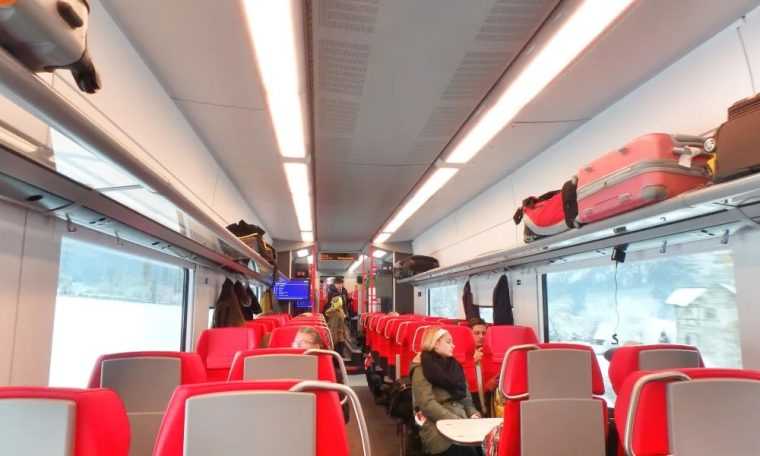 Incident șocant într-un tren din Austria: controlor amenințat cu un cuțit de trei români prinși fără bilet