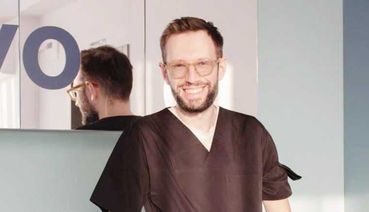 Echipa Clinicii Dentalix şi dr. Vlad Negru îngrijesc gratuit seniorii unui aşezământ din Negreşti