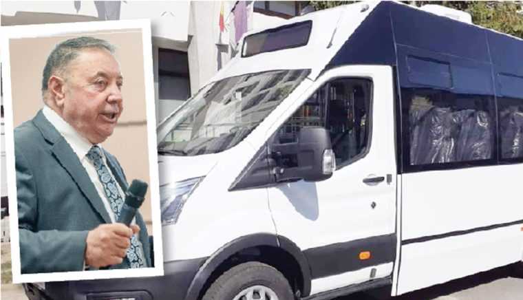 Ducele de Albota face haz de noile microbuze electrice luate la preţ de TIR. „Toate conductele pe dedesubt sunt legate cu sârmă de baloţi”