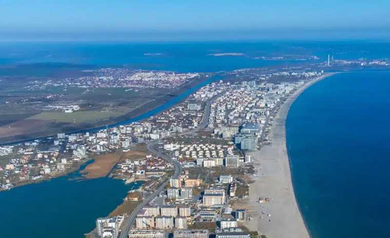 Scandal uriaș pe litoral: peste 4000 de clădiri ridicate ilegal pe plajă. Statul începe recuperarea terenurilor