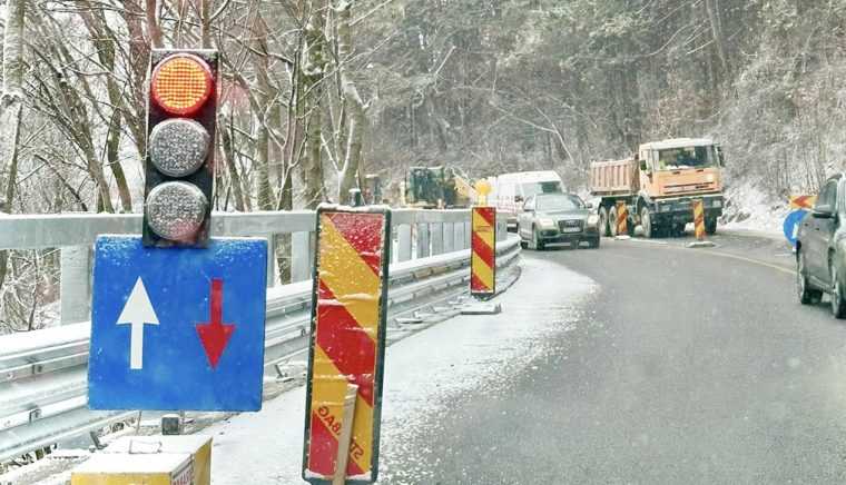 S-au reluat lucrările pe DN 73 în zona Dragoslavele