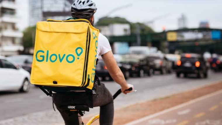 Cutremur în industria livrărilor: operatorul Glovo din Italia, pus sub supraveghere judiciară într-un scandal de exploatare a curierilor