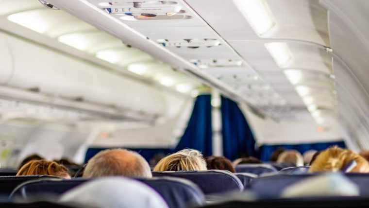 Trei însoțitori de zbor au ajuns la spital după ce un pasager le-a oferit bomboane cu canabis