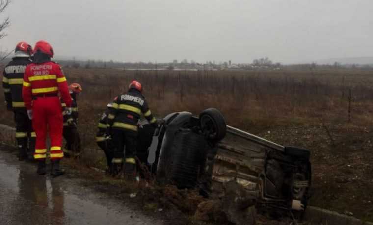 Autoturism răsturnat în giratoriu la Mioveni