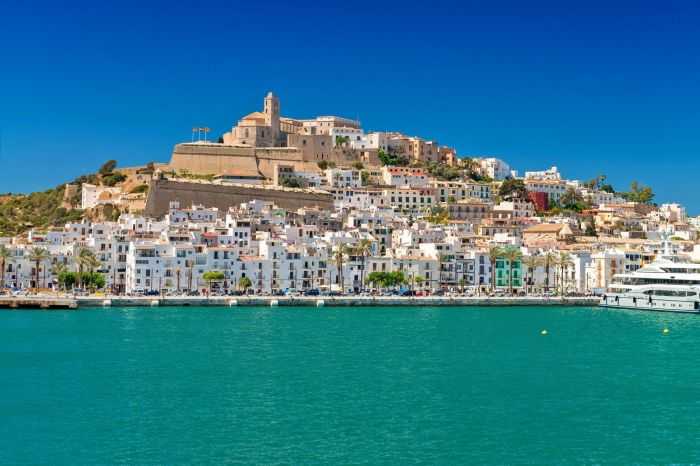 Vacanțele în Ibiza și Mallorca ar putea deveni un lux: insulele spaniole pregătesc limitarea fluxului de turiști