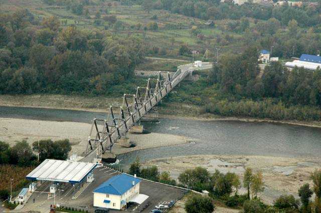 Trafic dat peste cap la frontieră din cauza lucrărilor la podul de la Sighetu Marmației