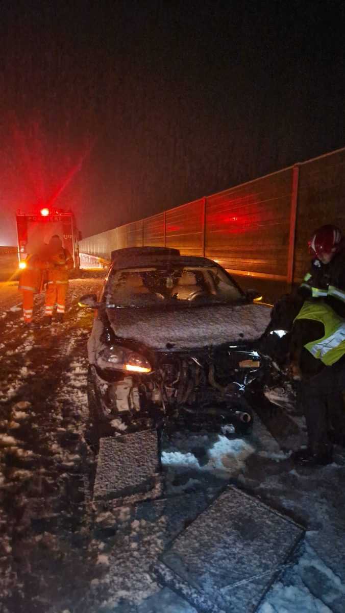 Accident pe Autostrada A1: Un autoturism s-a izbit de parapet
